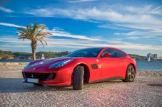 Conduzir um Ferrari Lusso GTC4 em Lisboa