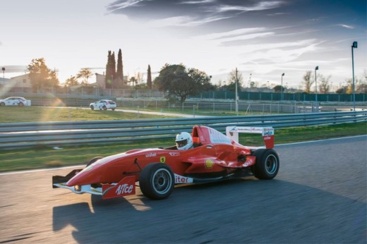 Conduz um Formula em circuito