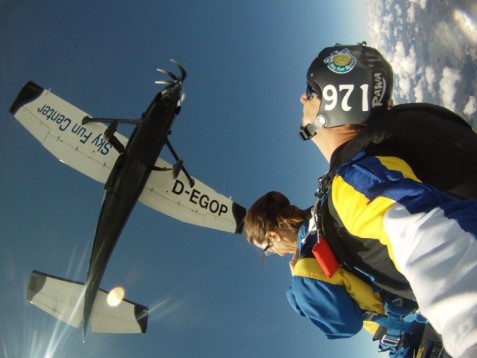 Salto em Queda Livre com a Sky Fun Center