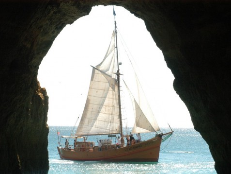 Tour na Costa Algarvia em Barco à Vela