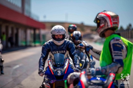Curso com moto Yamaha R3 do AIA