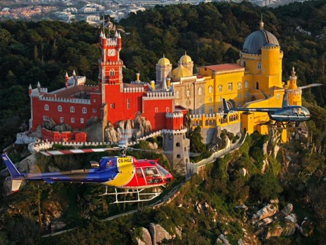 Voo em Helicoptero Privado sobre Palácio da Pena, Sintra