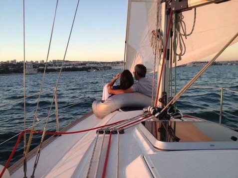 Noite Romântica a Bordo de Veleiro no rio Tejo com Jantar, Gin Sunset Tour e PA