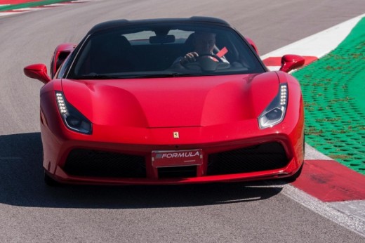 Conduzir um Ferrari 488 em circuito