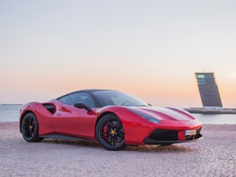 Conduzir um Ferrari GTB 488 em Lisboa