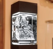 Prenda personalizada com fotografia em cubo de cristal iluminado