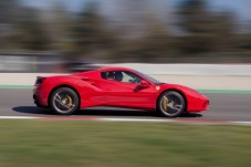 Conduz um Ferrari 488 em circuito