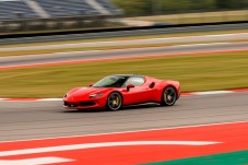 Conduz um Ferrari 296 em circuito