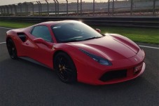 Conduzir un Ferrari 488 em circuito