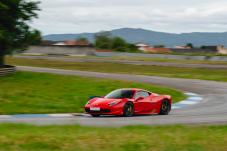 Copiloto num Ferrari 458 Itália no Circuito de Braga