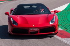 Conduz um Ferrari 488 em circuito