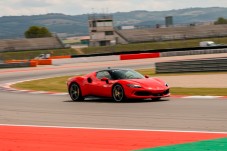 Conduz um Ferrari 296 em circuito