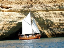 Almoço a Bordo em Barco Pirata na Costa do Algarve