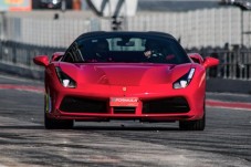 Conduzir um Ferrari 488 em circuito