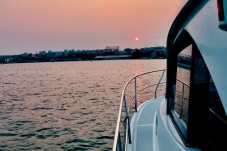 Passeio de barco ao pôr do sol em Lisboa