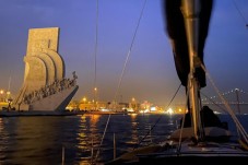 Passeio Noturno num barco a vela pelo Rio Tejo