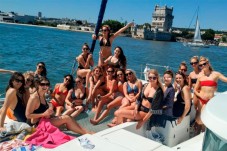 Despedida de solteira em barco Catamaran em Lisboa
