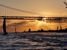 Passeio de barco ao pôr do sol em Lisboa