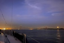 Passeio Noturno num barco a vela pelo Rio Tejo