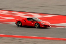 Conduz um Ferrari 296 em circuito
