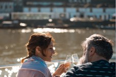 Passeio romântico em veleiro privado no rio Douro p/2