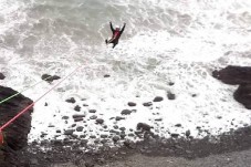 Puenting sobre el mar en Euskadi