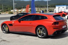Conduzir um Ferrari Lusso GTC4 em Lisboa