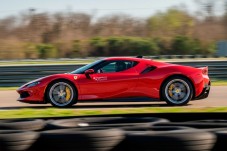 Conduzir um Ferrari 296 num Circuito de Espanha