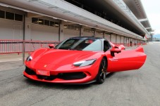 Conduzir um Ferrari 296 em circuito